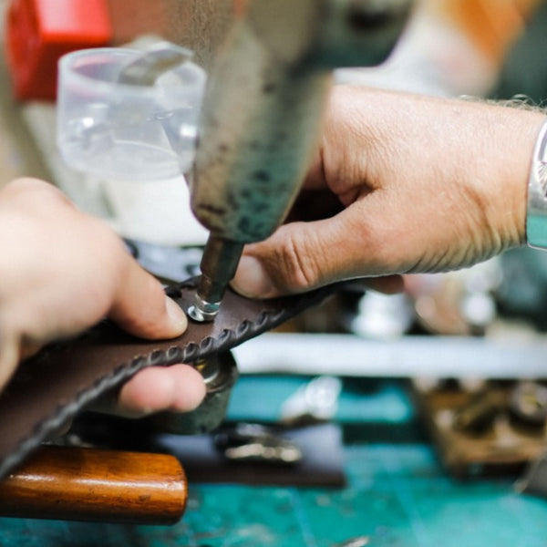 hundehalsband aus leder verschiedene farben braun personalisiert mit leine